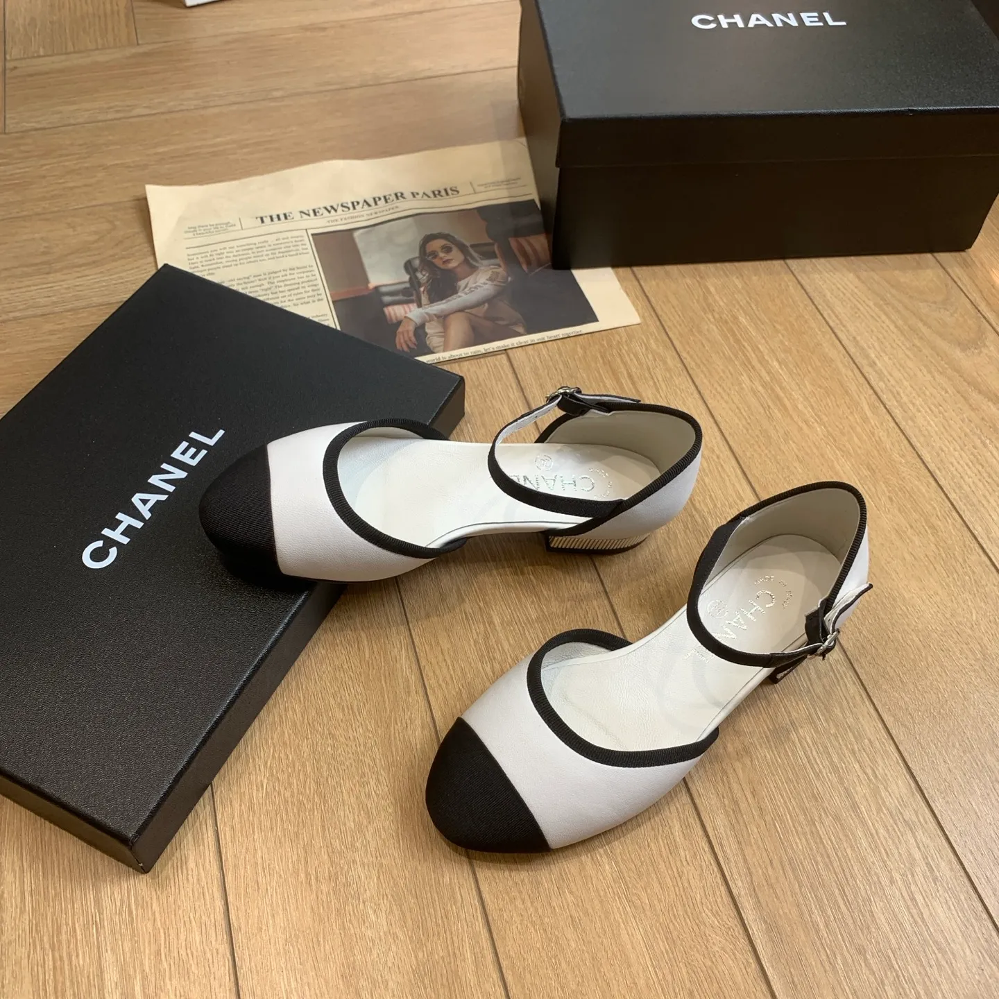 👟👟Ex-factory price 520👟👟 🍀Chanel Xiaoxiang 25ss early spring new model, diamond pattern, thick heel Mary Jane shoes, retro French elegance, full of high-end sense, diamond hollow Mary Jane sandals, a very popular pair of sandals recently! The exposed-leg design directly lengthens your legs! Very white fairy style. A complete interpretation of French romance! Soft and delicate, the foot feels 100% comfortable, beautiful and ultra-feminine at the same time, ▪Fabric: Made of original imported cowhide ▪Inner foot pad: sheepskin ▪Sole: Original customized Italian leather outsole ▪Size: 35-39 (40 41 custom-made, non-refundable) 👉